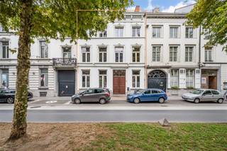 <p><span>Ontdek deze </span><span>prachtige en authentieke herenwoning</span><span> op de meest prestigieuze locatie in Aalst: het Keizersplein. Deze woning combineert de charme van weleer met modern comfort, perfect voor wie op zoek is naar een uniek pand met karakter in het hartje van de stad.</span></p><p><span>Met een riante bewoonbare oppervlakte van </span><span>333 m²</span><span> biedt deze woning volop ruimte en flexibiliteit. De woning is volledig </span><span>gerenoveerd met oog voor detail</span><span>, waarbij de originele elementen zorgvuldig behouden zijn gebleven. De ruime leefruimte met eetplaats is ideaal voor gezellige momenten met familie en vrienden. De woning is momenteel ingedeeld als tweewoonst, wat een unieke opportuniteit biedt voor verschillende doeleinden.</span></p><p><span>De indeling met twee </span><span>geïnstalleerde keukens</span><span>, </span><span>drie badkamers</span><span> en maar liefst </span><span>vijf slaapkamers</span><span> maakt deze herenwoning uiterst veelzijdig. Het pand is perfect geschikt voor een groot gezin, maar biedt ook de </span><span>ideale combinatie van wonen en werken</span><span>. Zo kunt u bijvoorbeeld uw kantoor of praktijk aan huis vestigen, zonder in te boeten aan privacy.</span></p><p><span>Buiten wacht een verborgen parel: een </span><span>prachtige, zongerichte tuin met overdekt terras</span><span>. Dit is een zeldzaamheid in het stadscentrum en biedt een oase van rust en groen, perfect om te ontspannen en te genieten van de zon. De woning is bovendien volledig onderkelderd, wat zorgt voor extra opslagruimte.</span></p><p><span>Deze herenwoning aan het Keizersplein is meer dan een huis; het is een levensstijl. Een unieke kans om te wonen in een van de mooiste straten van Aalst, met alle voordelen van het stadsleven binnen handbereik.</span></p><p><span> </span></p><p><span>Voor meer informatie en/of een bezoek, contacteert u Didier van Immo Zone op het nummer 0476/ 73. 17. 99.</span></p><p><span> </span></p>