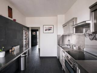 <strong>Uniek 2-slaapkamerappartement ontworpen door Fabiaan Van Severen - Gent-Sint Pieters</strong><br /><br />Op de <strong>vierde verdieping</strong> van een karaktervol gebouw, op wandelafstand van het Citadelpark, bevindt zich dit ruim appartement van <strong>126 m²</strong>, vormgegeven door <strong>Fabiaan Van Severen</strong>. Een plek waar <strong>volume, licht en bereikbaarheid </strong>samenkomen.<br /><br />De verhoogde ligging en de open omgeving zorgen voor <strong>verre zichten en een privatief wooncomfort</strong>. Via de <strong>lift</strong> betreedt u het appartement, waar de zichtbare betonstructuur en heldere volumes meteen de toon zetten: tijdloos en eerlijk.<br /><br />Aan de voorzijde opent de leefruimte zich naar het licht. <strong>Grote raampartijen</strong>, een <strong>mozaïek parketvloer</strong> en <strong>maatwerk kasten</strong> vormen een uitgebalanceerd geheel, met een natuurlijke overgang tussen <strong>zithoek</strong>, <strong>eetplaats</strong> en <strong>keuken</strong>.<br /><br />De keuken werd uitgewerkt in een gereduceerd palet van <strong>leisteen en inox</strong>. Functioneel en ingetogen, met aandacht voor materiaal en gebruik. Een ruimte die even geschikt is voor dagelijks koken als voor ontspanning.<br /><br />Achteraan bevinden zich <strong>twee volwaardige slaapkamers</strong>, beide met directe toegang tot het <strong>zuidwestgerichte terras</strong>. Hier geniet u van open zichten en avondzon.<br /><br />De <strong>badkamer</strong> is helder en doordacht ingericht met <strong>inloopdouche</strong>, <strong>wastafel</strong> en <strong>toilet</strong>.<br /><br />Een centrale vestiairekast, praktische <strong>wasplaats</strong>, apart gastentoilet en een <strong>EPC B-score (160 kWh/m²/jaar)</strong> zorgen voor comfortabel hedendaags wonen.<br />Een privatieve <strong>kelderberging</strong> is inbegrepen; de aankoop van een <strong>autostaanplaats</strong>  (€27.000) is mogelijk.<br /><br /><strong>Met het park als buur, het station om de hoek en het stadscentrum op wandelafstand, biedt dit appartement een zeldzame combinatie van rust, architectuur en stedelijke nabijheid.</strong>