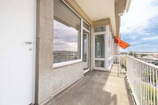 Dit appartement van ±48 m² ligt op de 7e verdieping aan de beroemde Gabriel Émile Lebon-laan, op de grens tussen Oudergem en Sint-Pieters-Woluwe, en zal zowel bewoners als beleggers aanspreken dankzij de lichte inrichting, de functionele indeling en vooral het prachtige terras van ±7 m². Het terras heeft een perfecte ligging en is toegankelijk vanuit de woonkamer en de slaapkamer.<br /><br />Het appartement bestaat uit een inkomhal met apart toilet en garderobe, een gezellige woonkamer van ±21 m² met een gedeeltelijk ingerichte keuken (2012) en een aparte slaapkamer/slaapgedeelte van ±9 m² met toegang tot een doucheruimte.<br /><br />Een van de grote troeven van dit pand is ook de EPC-klasse C, een energieprestatie die gemoedsrust biedt en voldoet aan de eisen die voor 2048 zijn vastgesteld – een groot voordeel voor toekomstige eigenaren.<br /><br />Elektriciteit conform de voorschriften, kozijnen met dubbele beglazing uit 2012, gemeenschappelijke gasgestookte condensatieketel uit 2025 met warmtekrachtkoppeling en warmtepompen. Gerenoveerd en geïsoleerd dak met zonnepanelen. Fietsenstalling en afvalruimtes.<br /><br />Op een steenworp afstand van het openbaar vervoer, winkels, hoofdwegen en alle voorzieningen combineert dit pand comfort, energie-efficiëntie en levenskwaliteit in een van de meest gewilde wijken in het oosten van Brussel. Raming van de lasten: ±166 €/maand (gemeenschappelijke kosten, conciërge, verwarming, warm en koud water).<br /><br />
<p><strong>Indeling</strong></p>
<ul>
<li>Appartement van ±48 m² op de 7e verdieping</li>
<li>Ruime hal met ruimte voor een ingebouwde garderobe</li>
<li>Aparte wc</li>
<li>Aangename woonkamer van ±21 m²</li>
<li>Gedeeltelijk ingerichte keuken, met de mogelijkheid om volledig open te stellen naar de woonkamer</li>
<li>Aparte slaapkamer / slaapgedeelte van ±9 m²</li>
<li>Doucheruimte van ±2,5 m²</li>
<li><b>Prachtig terras van ±7 m²</b>, perfect gelegen, toegankelijk vanuit de woonkamer en de slaapkamer</li>
</ul>
<p><b>Voorzieningen, mede-eigendom &amp; lasten</b></p>
<ul>
<li><b>EPB C</b>, doelstelling 2048 behaald</li>
<li>Elektriciteit conform</li>
<li>Raamkozijnen met dubbele beglazing vervangen in 2012</li>
<li>Keuken gerenoveerd in 2012</li>
<li>Collectieve verwarmingsinstallatie volledig vernieuwd in 2025</li>
<li>Dak onlangs gerenoveerd en geïsoleerd met zonnepanelen voor de gemeenschappelijke ruimtes</li>
<li>Conciërge</li>
<li>Fietsenstalling</li>
<li>Afvalruimte</li>
<li><u>Voorziening voor lasten</u>: ±166 €/maand inclusief gemeenschappelijke ruimtes, conciërge, verwarming, warm water en koud water</li>
<li><u>Reservefonds</u>: ±35,07 €/maand</li>
</ul>
<p><strong>Omgeving</strong></p>
<ul>
<li>Gabriel Émile Lebonlaan</li>
<li>Grens tussen Oudergem en Sint-Pieters-Woluwe</li>
<li>Aan het begin van de zeer gewilde wijk Vogelzang</li>
<li>Vlakbij het openbaar vervoer</li>
<li>Snelle toegang tot de ring en de belangrijkste verkeersaders</li>
<li>Winkels, scholen, restaurants en alle voorzieningen in de buurt</li>
</ul>