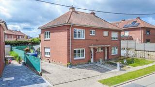 Een instapklare, soliede en energiezuinige driegevel woning, met oa. 2 slaapkamers + bureau, aangelegde oprit, terras en zuid-tuin op een...