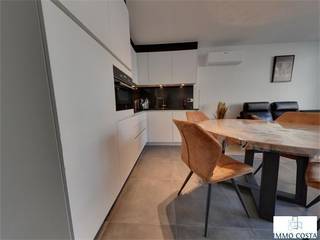 Te koop: recent gelijkvloers appartement (bouwjaar 2023) in residentie Elba, centraal gelegen in Middelkerke. Dit moderne appartement combineert hedendaags wooncomfort met een uitstekende ligging nabij winkels, openbaar vervoer en het strand. De lichtrijke woonkamer met open keuken sluit naadloos aan op een aangenaam terras. Verder beschikt het appartement over twee slaapkamers, een stijlvolle badkamer met inloopdouche, een apart toilet en een praktische berging. Dankzij de recente bouw is het appartement volledig instapklaar en energiezuinig. Ideaal als vaste woonst, tweede verblijf of investering aan de kust. Interesse? Contacteer ons voor meer info of een bezoek. Verkoop onder 21% BTW.