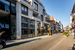 Bent u op zoek naar een unieke kans om een bloeiende handelszaak te starten of uit te breiden? Gelegen op een uiterst strategische commerciële locatie, biedt deze handelsruimte een uitstekende zichtbaarheid en toegankelijkheid voor potentiële klanten. <br /><br />Deze unieke handelsruimte is gelegen in de drukbezochte Stormestraat te Waregem, die een van de hoofdwinkelstraten in de stad is, met veel gevestigde waardes.<br /><br />Het pand beschikt over een ruime vloeroppervlakte van 209,33m² met enplus een mezzanine van 130,38m², in totaal goed voor 339,71m² winkelopp. De hoge ramen laten overvloedig natuurlijk licht binnen, waardoor er een gastvrije sfeer wordt gecreëerd en u beschikt over grote etalages. De moderne architectuur van de residentie geeft het geheel een eigentijdse uitstraling die bijdraagt aan een professioneel en aantrekkelijk kader voor uw zaak! Extra opslag ruimte is voorzien in de kelderverdieping. Er zijn 2 ruime bergingen voorzien en toegankelijk vanuit het pand zelf. <br /><br />De handelsruimte wordt casco aangeboden, hierdoor kunt u als ondernemer nog zelf uw stempel drukken en beschikt u over de vrijheid om het pand zelf af te werken en in te richten. <br /><br />De locatie in de Stormestraat zorgt voor een constante stroom aan potentiële klanten. Parkeergelegenheden zijn vlakbij, denk maar aan parking "Het Pand" en parkeermogelijkheid in de Meersstraat.<br /><br />Of u nu een nieuwe ambitieuze handelszaak wenst op te starten of u wenst uw bestaande zaak uit te breiden, dit handelspand zorgt voor unieke kansen!<br />Neem contact met op ons voor meer info en ontdek hoe deze toplocatie uw ondernemerschap kan boosten!