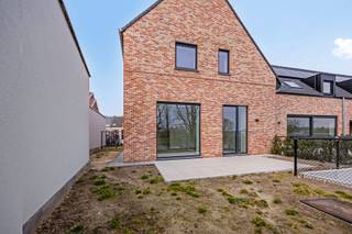 Energiezuinige nieuwbouwwoning met 3 slaapkamers in groene omgeving

Welkom in deze moderne, energiezuinige nieuwbouwwoning, gelegen in de rustige en groene omgeving van Spoorweglaan 53 te Herne. Deze prachtige woning combineert hedendaags wooncomfort met een duurzame en energie-neutrale bouwstijl.

Bij het betreden van de woning wordt u verwelkomd in een lichtrijke leefruimte met een open keuken, perfect voor gezellige momenten met familie en vrienden. De keuken is volledig uitgerust en biedt een stijlvol en functioneel ontwerp. Aansluitend vindt u een praktische berging, ideaal voor extra opslagruimte.

Op de bovenverdieping bevinden zich drie ruime slaapkamers en een moderne badkamer, voorzien van alle comfort. Dankzij de energiezuinige technieken geniet u van een lage energiekost en een aangenaam binnenklimaat, het hele jaar door.

Buiten biedt de woning een mooie tuin waar u in alle rust kunt ontspannen. Daarnaast beschikt u over twee private parkeerplaatsen en een ruime berging, wat zorgt voor extra gemak.

Deze woning is ideaal voor wie op zoek is naar een duurzame, moderne thuis in een groene en goed bereikbare omgeving.

Interesse? Contacteer ons voor meer informatie of een bezoek! Michael@immoaccenta.be