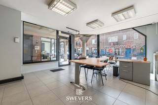 Voor meer info en foto’s, surf naar www.swevers.be – centraal in Beringen, aan de Onze-Lieve-Vrouwstraat 17-21, ligt dit volledig verhuurde opbrengsteigendom met een uitstekende investeringswaarde. Het gebouw omvat vijf appartementen en drie handelspanden, goed voor een stabiele huuropbrengst vanaf dag één. De appartementen bestaan uit twee 1-slaapkamerappartementen, twee 2-slaapkamerappartementen en één 3-slaapkamerappartement, elk uitgerust met een eigen keuken en badkamer. Op het gelijkvloers bevinden zich drie handelspanden, momenteel ingericht als kapsalon, kantoorruimte en coachingstudio. De ligging in het centrum van Beringen is een belangrijke troef, met winkels, horeca, scholen en openbaar vervoer op wandelafstand en een vlotte verbinding naar de autosnelweg. Dankzij de blijvend hoge vraag naar huurwoningen in de omgeving geniet dit pand van een sterke verhuurwaarde.Alle appartementen en handelspanden zijn momenteel verhuurd, wat resulteert in een totale huuropbrengst van ongeveer € 5.500 per maand of circa € 66.000 bruto per jaar. Bovendien beschikt elk appartement over een eigen garagebox en zijn er nog 14 autostaanplaatsen aanwezig, waarvan het merendeel eveneens verhuurd is, wat zorgt voor extra inkomsten. Het gebouw verkeert in een goede algemene staat en biedt bijkomend optimalisatiepotentieel via gerichte renovatiewerken. De verkoop gebeurt via een overdracht van de aandelen van de vennootschap waarin het vastgoed is ondergebracht, wat interessante opportuniteiten kan bieden voor investeerders. Een ideale investering voor wie op zoek is naar een onmiddellijk rendement én toekomstig groeipotentieel. Voor meer informatie, bel 011 255 155. Bron bewoonbare oppervlakte: EPC – verslag.