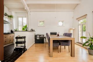 <p>Deze herenwoning grenst aan de site 'Binnenhof' in het centrum van Hingene. Het gebouw is gerenoveerd met oog voor detail en behoud van de oorspronkelijke elementen. Het gebouw is vastgesteld bouwkundig erfgoed: Burgerhuis met bakstenen lijstgevel van vijf traveeën en twee bouwlagen onder pseudomansardedak, met oeils-de-boeuf en centraal dakvenster, vermoedelijk van circa 1912. Hierdoor geniet het gebouw specifieke vrijstellingen op energieprestatieregels. Gelegen recht tegenover de kerk van Hingene en kasteel D'Ursel is dit een ideale locatie voor mensen die van rust en privacy houden maar graag een centrale uitvalsbasis hebben naar N16 en A12. Het gebouw bestaat uit 3 appartementen, één per etage waardoor dit een standingvolle, kleinschalige residentie is. <br /><br />Indeling: via de inkomhal kom je binnen in de ruime leefruimte met open keuken. De leef- en eetruimte zijn volledig voorzien van parket wat een zeer landelijk gevoel geeft. Wat meteen in het oog valt zijn de hoge plafonds die een enorm ruimte gevoel geven en die het appartement van karakter voorzien. De keuken is afgewerkt met natuursteen en beschikt over inductiekookplaat, oven, microgolf en vaatwasser. In de inkomhal is tevens een vestiairekast voorzien. <br /><br />Via de hal kan men naar de ruime slaapkamer die ook voorzien is van parket. Naast de slaapkamer bevindt zich de badkamer die voorzien is van toilet, lavabo, douche en aansluiting voor wasmachine. Er is ook nog een tweede kamer die ideaal is als bureau of opbergruimte. <br /><br />Mogelijkheid tot het aankopen van een overdekte staanplaats achteraan aan 15.000 euro. <br /><br />Het appartement is momenteel verhuurd waardoor het ook ideaal is als investering. <br /><br />Omgeving: gesitueerd in een rustige omgeving nabij de kerk van Hingene. N16 en A12 zijn zeer toegankelijk vanaf hier. Openbaar vervoer op wandelafstand.</p>
<p><span> </span></p>