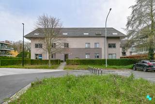 Dit lichtrijk en energiezuinig hoekappartement is gelegen op de gelijkvloers verdieping van residentie 'De Neerveust'. De locatie wordt gekenmerkt door zijn rustige ligging nabij kasteelpark Blauwhuis alsook de uitstekende bereikbaarheid in het hart van de stad op ca. 400m van het station en de Grote Markt. De bewoonbare oppervlakte van het appartement bedraagt ca. 91 m² (volgens EPC-attest). Indeling: inkomhal met gastentoilet, leefruimte met eet- en salongedeelte, geïnstalleerde keuken, berging met aansluiting voor de wasmachine, badkamer (voorzien van douche en lavabomeubel) en twee slaapkamers beide voorzien van ingemaakte kasten. Daarnaast beschikt het appartement over een aangenaam terras met tuintje. Tot slot is er in de omgeving voldoende parkeergelegenheid. CV op aardgas (condensatieketel anno 2013) | HR-beglazing, aluminium schrijnwerk | Gunstig B-label in het EPC | Lift aanwezig. 051 67 67 57 www.bordes.be