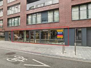 Commercieel pand te huur, gelegen in de Markstraat te Izegem.Gelijkvloerse handelsruimte gelegen op beste ligging in Izegem met in de onmiddellijke...