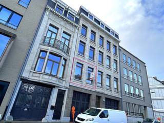 Surf naar www.abricasa.be en plan jouw verhuurafspraak in samen met onze digitale assistente Alice!Fijn appartement met 1 slaapkamer én zalig terras!Via de trap/lift bereik je het appartement op de 1ste verdieping. Het beschikt over een lichtrijke en ruime leefruimte met open keuken. De keuken is volledig geïnstalleerd met o.a. afwasmachine, ijstkast, diepvries, microgolfoven, oven, aansluiting wasmachine... Via de grote raam kan je het zalig (winter)terras van 11m² bereiken. De glazen wanden van het terras kunnen volledig open en dicht. Zo kan je bij elke temperatuur genieten van jouw terras met uitzicht op de groene gemeenschappelijke tuin. De badkamer is voorzien van lavabomeubel, toilet en ligbad met douche. De slaapkamer ligt aan de voorkant van het gebouw en is ruim met 13m². Verder beschik je nog over een berging, gemeenschappelijke fietsenberging en kelder. Het ligt op 10min van het centrum en vlakbij oprit autostrades. .- NIET GEMEUBELD - EPC: 90 kWh/m²jaar UC: 3357149-RES-1- Maandelijkse kosten: 65,- euro bevatten: onderhoud &amp; verbruik gemeenschappelijk delen- Huurwaarborg: 2.490,- euro (3 maanden huur) - Beschikbaar: Datum 1/05/2026- Type contract: Bepaalde duur 1 jaar Abricasa staat voor een persoonlijke én actieve vastgoedbegeleiding van A tot Z! Leer ons kennen!