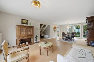 <p><span>Duplex appartement te koop in centrum Bonheiden - 2 ruime slaapkamers - instapklaar en luxueus afgewerkt</span></p><p><span>In het hart van Bonheiden, maar op een rustige locatie, bevindt zich dit prachtig afgewerkte duplex appartement, gelegen op de eerste en tweede verdieping van een verzorgd gebouw uit 2004. Dankzij het uitstekende onderhoud verkeert het appartement in quasi nieuwbouwstaat.</span></p><p><span>Bij het betreden van het appartement komt u in de inkomhal, die toegang biedt tot een apart gastentoilet en een praktische berging (momenteel ingericht met douche). Aansluitend bevindt zich de ruime en lichtrijke leefruimte, die geniet van natuurlijke lichtinval langs zowel de voor- als achterzijde. Vooraan kijkt u uit op aangenaam groen, wat zorgt voor een rustige woonbeleving. De open keuken is hoogwaardig afgewerkt en voorzien van alle comfort. Zowel aan de voor- als achterzijde beschikt het appartement over een terras.</span></p><p><span>Op de bovenverdieping bevinden zich twee bijzonder ruime slaapkamers (beiden groter dan 15 m², wat zelden voorkomt), waarvan één met een extra aansluitende ruimte die perfect kan dienen als dressing of bureau. Verder is er een apart toilet, een zeer ruime badkamer met ligbad en een bijkomende berging die ideaal is als wasruimte.</span></p><p><span>Het gebouw beschikt over een lift en het duplex appartement is bovendien uitgerust met een traplift naar de bovenverdieping, wat extra comfort biedt.</span></p><p><span>Bij het appartement hoort een ruime ondergrondse parkeerplaats, inbegrepen in de prijs. Aansluitend is er een uitzonderlijk grote kelderberging, die perfect kan dienen als hobbyruimte of werkplaats.</span></p><p><span>Kortom, een instapklaar en kwalitatief afgewerkt appartement op een toplocatie in Bonheiden.</span></p><p><span>Voor meer informatie of een bezoek contacteer ReuzeGoed op 0470 11 56 80 of via welkom@reuzegoed.be</span></p><p><span> </span></p>