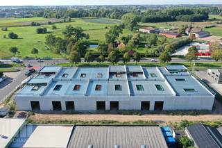Op zoek naar een bedrijfsruimte waarin u meteen kan starten?<br />Bedrijvenpark <strong>"URSUS"</strong> biedt 17 KMO-units te koop, met oppervlaktes tussen 175 m² en 227 m² (samenvoegbaar tot grotere oppervlaktes). <br /><br />Inbegrepen in uw unit waardoor u meteen aan de slag kan:<br />- 4 lichtpunten<br />- sectionale poort<br />- waterkraan<br />- keuring water & elektriciteit<br />- 2 stopcontacten <br /><br />De casco magazijnen (en eventueel bijhorende kantoren) zijn opgebouwd uit geprefabriceerde geïsoleerde sandwichelementen in beton of metalen sandwichpanelen of een combinatie van beide. De loodsen, allen brandklasse B, hebben een vrije hoogte van +/- 6 meter en zijn toegankelijk via een automatische sectionale poort (al dan niet met een aparte toegangsdeur en glaspartij) en zijn voorzien van een lichtstraat. De duurzame bedrijfsgebouwen zijn gelegen in industriegebied voor ambachtelijke bedrijven en KMO's en zijn geschikt voor zowel opslag, productie, verwerking van goederen, groothandel, transport -en distributieactiviteiten, ... <br /><br />Fantastisch gelegen nabij het centrum van Meulebeke en Tielt, op amper 4 km van de Brugsesteenweg (N50) en op slechts 5 km van de Pittemsesteenweg (N37) met een vlotte verbinding naar de E403 op- en afrit 8 Roeselare-Beveren.<br />De units 1 tot en met 10 genieten van een uitstekende zichtbaarheid vanaf de Randweg. Per unit zijn er minstens twee privatieve parkeerplaatsen voorzien.<br /><br />Oplevering voorzien: Q4 2026<br /><br />Per unit zijn er minstens twee privatieve parkeerplaatsen voorzien.<br />Er zijn ruime parkeer- en manoeuvreerruimte voorzien op het terrein. <br /><br />Contacteer <strong>PANORAMA B2B</strong> voor bijkomende inlichtingen, plannen of een vrijblijvend plaatsbezoek <strong>050 300 800</strong>.