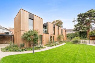 <p>Ontdek dit energiezuinige appartement in <strong>Den Botanikken Hof</strong>, op wandelafstand van winkels, scholen, openbaar vervoer en station.</p>
<p>✔ 2 slaapkamers – moderne badkamer – lichtrijke leefruimte met open keuken<br />✔ Zuidgericht terras + privatieve tuin (25 m²)<br />✔ Volledig geschilderd: <strong>onmiddellijk instapklaar &amp; verhuurbaar</strong><br />✔ Groene omgeving midden in de stad<br />✔ Lucht-water warmtepomp, vloerverwarming en gunstig E-peil<br />✔ <strong>6% btw-tarief mogelijk</strong>*<br />✔ <strong>5 jaar vermindering van onroerende voorheffing</strong><strong></strong></p>
<p>👉 Plan vandaag nog je bezoek en grijp deze unieke kans!</p>
<p>*Onder voorwaarden.</p>