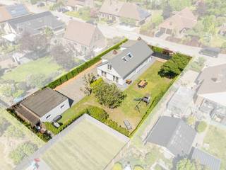 <p><strong>Ligging &amp;amp; buitenruimte</strong><br />In deze groene en rustige omgeving bevindt zich deze vrijstaande woning die comfort, privacy en functionaliteit moeiteloos combineert. De woning is gelegen op een rijkelijk domein van (928m²) met een volledig aangelegde tuin waar privacy centraal staat. Het zonnige terras vormt de perfecte plek voor gezellige momenten met familie en vrienden, zoals een barbecue op warme dagen. De losstaande dubbele garage en lange oprit zorgen voor voldoende parkeermogelijkheid op eigen domein.<br /><br /><strong>Indeling &amp;amp; leefcomfort</strong><br />Binnen geniet u van een lichtrijke leefruimte met een aangename sfeer en leuke connecties met de tuin. De keuken is modern en praktisch ingericht, ideaal voor dagelijks gebruik. Een bijzondere troef is de moderne badkamer, gekoppeld aan een inloopdressing — luxueus &amp;amp; comfortabel. Op het gelijkvloers bevinden zich drie ruime kamers die u volledig naar eigen wens kan inrichten, bijv. als slaapkamers, bureau of hobbyruimte.<br /><br /><strong>Verdieping</strong><br />Op de eerste verdieping vindt u nog twee ruime slaapkamers, aangevuld met een extra badkamer. Dit maakt de woning uitermate geschikt voor grotere gezinnen of wie extra ruimte wenst.<br /><br /><strong>Troeven</strong></p>

<ul><li><strong>Privacy staat centraal</strong></li><li><strong>EPC-C</strong></li><li><strong>Conforme elektrische keuring</strong></li><li><strong>Asbestveilige woonst</strong></li><li><strong>Volledig aangelegde tuin en zonnig terras</strong></li><li><strong>Ideaal voor buitenleven en ontspanning</strong></li><li><strong>Losstaande dubbele garage</strong></li><li><strong>Moderne badkamer ensuite met inloopdressing</strong></li><li><strong>3 Polyvalente kamers op het gelijkvloers</strong></li></ul>
<strong>UW DROOMWONING? ZO GEVONDEN!</strong><br />
