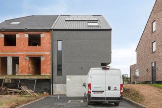 immo DAVID stelt voor: een prachtige nieuwbouw driegevelwoning op topligging, afgewerkt met oog voor detail en comfort. Bij het binnenkomen word...