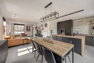 Op zoek naar een smaakvolle nieuwbouwwoning op een toplocatie?
Maar:
✔️ Je wil liever geen btw betalen?
✔️ Je wil geen jarenlange bouwperiode met alle stress en kosten van een brugkrediet?
✔️ Je wil een recente woning kopen onder de huidige bouwkost?
Dan heeft Casaconsult voor jou een uitzonderlijke opportuniteit. Omwille van persoonlijke omstandigheden komt deze quasi nieuwe halfopen bebouwing op de markt: een instapklare, futureproof woning die amper twee jaar geleden werd gebouwd en volledig werd afgewerkt volgens de hoogste hedendaagse normen.
Met een uitzonderlijk EPC A van slechts 19 kWh/m², zonnepanelen, een kwalitatief ventilatiesysteem van Renson, conforme elektriciteit en een voorbereide aansluiting voor een laadpaal, ben je hier helemaal klaar voor de toekomst.
Binnen geniet je van een lichtrijke leefruimte met open keuken die naadloos aansluit op het zonnige terras en de fraai aangelegde tuin. Een praktische berging biedt ruimte voor wasmachine, droogkast en extra opslag. Op de verdieping bevinden zich drie slaapkamers, een stijlvolle badkamer met zowel ligbad als inloopdouche en een apart toilet. Daarnaast beschikt de woning over een handige bergzolder.
Ook buiten werd aan alles gedacht. Achteraan vind je een gezellige overdekte zithoek en een praktisch tuinhuis, terwijl de ruime oprit vooraan plaats biedt aan maar liefst drie wagens.
De ligging vormt een extra troef: rustig wonen in een aangename straat, vlak bij het centrum en station van Erembodegem en met een vlotte verbinding naar de E40. Zo combineer je wooncomfort, energiezuinigheid en bereikbaarheid op een unieke manier.
Een jonge, volledig afgewerkte woning met alle voordelen van nieuwbouw, zonder de nadelen. Bovendien bestaat de mogelijkheid om aan te kopen aan slechts 2% registratierechten.
Laat deze buitenkans niet voorbijgaan en plan vandaag nog je bezoek.
