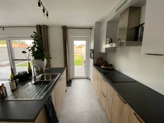 Deze woning is gelegen in een rustige straat in Geel, in de deelgemeente Winkelomheide, met een vlotte verbinding naar de E313.<br /><br />Via de inkomhal met gastentoilet betreden we de ruime woonkamer met open keuken, die uitkijkt op het terras en de tuin. De keuken is volledig uitgerust met een combi-oven, een koelkast, een vaatwasser en een inductiekookplaat. Aansluitend bevindt zich een ruime berging met aansluitingen voor een wasmachine en droogkast.<br /><br />Via de trap bereiken we de eerste verdieping, waar zich drie ruime slaapkamers en de badkamer bevinden. De badkamer is ingericht met een badkamermeubel, een inloopdouche en een bad.<br /><br />Op de bovenste verdieping is er nog een vierde, zeer ruime slaapkamer of polyvalente ruimte aanwezig.<br /><br />In de woonkamer en badkamer is vloerverwarming voorzien en de verlichting werd reeds overal geïnstalleerd. Daarnaast is de woning uitgerust met gordijnen, vliegenramen en zonnepanelen.<br /><br />Verder beschikt de woning over een carport voor twee auto’s en een tuinhuis.<br /><br />De troeven:<br /><br />- Carport<br />- 4 slaapkamers<br />- BEN woning<br />- gunstig gelegen<br />- Zonnepanelen<br />- Instapklaar<br /><br />Heb je interesse? Klik op de gele knop <strong>'IK WENS EEN BEZOEK'</strong>.