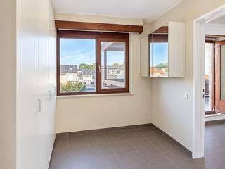 <span><span><strong>Ruim 2 slaapkamer appartement nabij centrum Retie met terras en garage.<br /><br />Een bezoek aanvragen kan eenvoudig via onze website: www.immodrie.be. Zoek het pand terug onder 'Te Huur' en selecteer vervolgens op de pagina de optie 'Bezoek inplannen'. Omwille van de grote reeks aanvragen, worden verzoeken via Immoscoop of andere portaalsites niet verwerkt.<br /></strong></span></span>
<p><span>Bij het betreden van het appartement komen we terecht in de inkomhal. Hier bevindt zich een praktische, ingemaakte wandkast die voldoende ruimte biedt voor jassen en schoenen. Daarnaast is er nog de mogelijkheid om extra kasten te plaatsen, zodat ook de inkomhal optimaal benut kan worden.</span></p>
<p><span>Vanuit de inkomhal is er een doorsteek naar de riante, open leefruimte. Dankzij de ruime oppervlakte en de open indeling zijn er verschillende inrichtingsmogelijkheden. Zo kan er gemakkelijk een gezellige zithoek, een ruime eethoek en eventueel een extra werk- of leeshoek worden ingericht.</span></p>
<p><span>Aansluitend bevindt zich de keuken, die praktisch is ingericht en voorzien is van een oven, kookplaat en inbouwkoelkast. De aanwezige kasten zorgen bovendien voor voldoende opbergruimte.</span></p>
<p><span>Via een kleine nachthal bereiken we het slaapgedeelte van het appartement. Hier bevinden zich twee ruime slaapkamers, die naar eigen wens kunnen worden ingericht als slaap-, kinder-, hobby- of bureauruimte.</span></p>
<p><span>De badkamer is uitgerust met een badkamermeubel met enkele wastafel en een ligbad met douchearmatuur. Daarnaast bevindt zich in de inkomhal een afzonderlijk toilet.</span></p>
<p><span>Terug in de inkomhal is er toegang tot een centrale tussenruimte. Deze ruimte kan perfect worden benut als extra bergruimte en biedt bovendien toegang tot het overdekte, noordwestgerichte terras. Dankzij de overkapping kan hier op een aangename manier van de buitenruimte worden genoten.<br /></span><span><br /></span>Achteraan de residentie is err nog een ruime afgesloten garagebox voorzien.</p>
