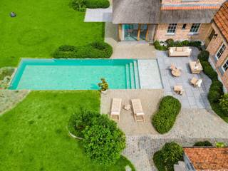 Exclusieve landelijke villa met paradijselijke tuin en zwembad op een perceel van ongeveer 6410m² in Wintam. Bij binnenkomst valt direct de ruime en lichte hal op die toegang biedt tot de diverse ruimtes: gastentoilet, 2 bureau's waarvan 1 met aparte ingang en toilet. De volledig geïnstalleerde keuken vloeit naadloos over in de ontbijthoek die rechtstreeks toegang biedt tot de idyllische tuin (Zuidwest) en zwembad die uitnodigt tot verfrissende duiken op warme zomerdagen. Verder kan men op het gelijkvloers de woon- en eetkamer met grote raampartijen terugvinden die een prachtig zicht biedt op de tuin, 1 slaapkamer en ruime dubbele garage terugvinden. 1eV: vide, nachthal, master bedroom met aansluitend de badk en dressing, stijlvol ingerichte 2e badkamer en 3 ruime slpks waarvan 1 met aansluitend een dressing. De zolder, te bereiken via een vlieringtrap, biedt de mogelijkheid om nog extra kamers te maken. De woning beschikt tevens over een volledige kruipruimte en ruime kelder perfect voor opslag of om een extra ruimte te creëren, zoals een fitnessruimte. De blikvanger is het prachtige natuurstenen zwembad en tuin waar men kan genieten van een oase aan rust. Naast het zwembad kan men een overdekte terras/buitenkeuken terugvinden die het tuinseizoen verlengt. De helft van de achterliggende weiland (+/- 3170m²) hoort tevens bij het perceel, voorzien van 2 uitwegen (ideaal voor paardenliefhebbers). Het linkse stuk weiland met een oppervlakte van +/- 3210m² huren de eigenaars momenteel voor 300 euro/jaar. Extra troeven: BEN-woning E-peil -4, afgewerkt met hoogwaardige en duurzame materialen, vloerverwarming en koeling (wat het hele jaar door zorgt voor een aangenaam binnenklimaat), alarminstallatie, 25 zonnepanelen, regenwaterput, irrigatiesysteem,... Zeker een bezoekje waard. P score: A - G-score: A. Neem vrijblijvend contact op het nummer 03/283.84.84 of mail naar gert@ax-quality.be. Vg/Wg/Gmo/Vkr/Vv E-peil -4 UC 12007-G-OMV_2019020903/EP11928/O577/D01/SD001