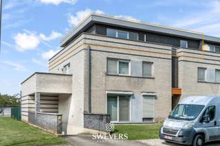 Voor meer info en foto’s, surf naar www.swevers.be – Dit instapklare appartement op de derde verdieping in de Broekhovenstraat 4 bus 6 in Beringen biedt 106 m² woonruimte. Het bouwjaar is 2009. De woonkamer van 30,6 m² heeft voldoende ruimte voor een zit- en eethoek, en de aangrenzende, open keuken van 10,1 m² is goed uitgerust. Het appartement beschikt over twee slaapkamers (12 m² en 11,73 m²), een functionele badkamer, apart gastentoilet, en een handige berging. Het 10 m² grote terras is ideaal om te ontspannen met zon gedurende de hele dag, aangevuld met een balkon dat langs drie zijden rond het appartement loopt. Extra troeven zijn de lift, airconditioning, alarm, parlofoon, en een autostaanplaats met kelderberging. Alle voorzieningen zijn binnen 500 meter bereikbaar. Voor meer informatie, bel 011 255 155. Bron bewoonbare oppervlakte: EPC – verslag.