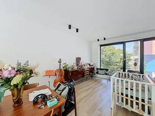 Dit bijzonder ruime en hoogwaardig afgewerkte triplex appartement is gelegen op de tweede verdieping op de gegeerde stadsrand van Gent. De locatie biedt de ideale balans tussen stadsnabijheid en uitstekende bereikbaarheid: op amper 10 minuten fietsen bevindt u zich in het hart van Gent, terwijl u met de wagen een directe en vlotte aansluiting heeft op de belangrijkste invalswegen.<br /><br />Bij het betreden van het eerste niveau van het appartement valt meteen de indrukwekkende leefruimte op. De ruime eet- en woonkamer vormen één mooi, lichtrijk geheel en sluiten naadloos aan op de uitgebreide, moderne keuken met kookeiland – dé perfecte plek voor wie van koken en gastvrijheid houdt.<br /><br />Op het tweede niveau bevinden zich twee zeer royale slaapkamers en een stijlvol uitgeruste badkamer voorzien van een comfortabele inloopdouche. Als kers op de taart beschikt dit niveau over een fijn en ruim terras dat ideaal zongericht is, waar u in alle rust kunt genieten van het buitenleven.<br /><br />Indeling van het appartement:<br /><br />Eerste niveau: Inkomhal - royale leefruimte (woon- en eetkamer) - uitgebreide open keuken met kookeiland - toilet.<br />Tweede niveau: Nachthal - slaapkamer 1 - slaapkamer 2 - moderne badkamer met inloopdouche - ruim en zongericht terras.<br />Derde niveau: Zolder<br /><br />Praktische info:<br /><br />- Provisie voor onderhoud gemene delen van 75,00 EUR/maand<br />- Beschikbaar vanaf 01/11