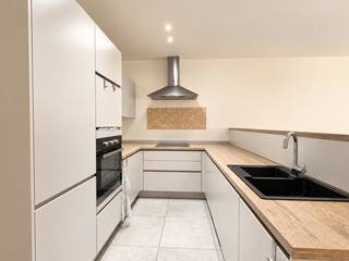 Dit ruime gelijkvloerse (rolstoelvriendelijke) appartement van 87 m² is momenteel verhuurd via Thuiswest (sociaal verhuurkantoor) en vormt een interessante opportuniteit voor wie op zoek is naar een vastgoedinvestering met lopende verhuur en of iemand die iets zoekt om zelf na enkele maanden in te wonen.<br />Dankzij de volledig privatieve toegang, los van de gemeenschappelijke inkom, draagt dit appartement niet bij in de syndicuskosten.<br />De indeling is als volgt: een overdekte inkomruimte met privatieve voordeur, inkomhal met plaats voor een jassen- en schoenenrek, gevolgd door een schuifdeur naar de ruime en lichtrijke leefruimte met grote raampartijen. Aansluitend bevindt zich de moderne open keuken met toestellen en een praktische berging.<br />Verder beschikt het appartement over een afzonderlijk toilet, twee volwaardige slaapkamers en twee badkamers. De eerste badkamer is uitgerust met wastafel en douche. De grote slaapkamer biedt toegang tot de achterzijde van het gebouw. De tweede slaapkamer sluit aan op een ruime badkamer met ligbad, dubbele lavabo en toilet.<br />Aan de achterzijde bestaat bovendien de mogelijkheid om een privatieve autostaanplaats(en) aan te kopen voor € 10.000 per staanplaats.<br />De ramen werden vernieuwd in 2016 en er is elektrische verwarming ( epc c).<br />Interesse? Neem vrijblijvend contact op met Maggie via maggie@vastgoednorman.be of 0479 40 24 04.