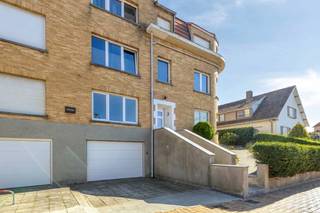 Dans un emplacement particulièrement central à De Panne, à seulement quelques minutes à pied de la plage, de la promenade et du centre-ville, se trouve cet appartement spacieux dans la petite Résidence Gimini.<br /><br />L'appartement est situé au rez-de-chaussée surélevé et bénéficie à l'avant d'une vue agréable et dégagée sur la place Jeanne d’Arc. Avec une superficie habitable d'environ 93 m², ce bien offre également un espace extérieur exceptionnel : un jardin privé de pas moins d'environ 240 m², un atout majeur sur la côte.<br /><br />L'agencement comprend un espace de vie spacieux et lumineux, une cuisine séparée avec un cellier attenant et un accès direct au jardin, deux chambres à coucher de taille normale dont une avec vue sur le jardin, une salle de bain avec douche à l'italienne et lavabo, ainsi qu'un toilette séparé. Par l'escalier, vous accédez au sous-sol, où se trouvent une vaste cave et un garage intégré. Tant la cave que le garage sont inclus dans le prix de vente.<br /><br /><strong>Atouts :</strong>
<ul>
	<li>Jardin privé exceptionnellement spacieux d'environ 240 m²</li>
	<li>Emplacement de choix à distance de marche de la plage et du centre</li>
	<li>Deux chambres à coucher de taille normale</li>
	<li>Garage intégré et cave inclus</li>
	<li>Petite résidence</li>
	<li>Fenêtres en PVC avec double vitrage</li>
</ul>
<br />Un bien particulièrement intéressant pour ceux qui recherchent un appartement spacieux avec un jardin exceptionnel et une garage, ainsi qu'un emplacement idéal près de tout ce que De Panne a à offrir.