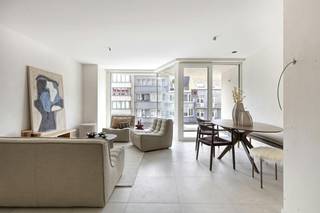 In de commerciële Zeelaan te Koksijde, vlakbij het strand, vinden we het nieuwbouwproject Residentie ZonZicht. Dit prachtig project bestaat uit 10 appartementen van zo'n 78m². Elk appartement heeft een lateraal zeezicht en 2 terrassen. <br /><br />Deze zongerichte doorloopappartementen, waaronder dit modelappartement, genieten van de volgende indeling:<br /><br />- Leefruimte met open geïnstalleerde keuken<br />- Terras aan de voorzijde<br />- Berging<br />- Douchekamer<br />- Apart toilet<br />- 2 slaapkamers<br />- Terras achteraan<br /><br />De appartementen worden allen hoogwaardig afgewerkt en voldoen aan de recentste normen. Zo voorziet men onder andere verwarming via warmtepomp en zijn er zonnepanelen aanwezig.<br /><br />De residentie beschikt eveneens over een ruime gemeenschappelijke fietsenstalling en beschikt over extra kelderbergingen.<br /><br />Interesse in deze appartementen te koop in het hartje van Koksijde-Bad? Aarzel dan zeker niet contact op te nemen met de dossierverantwoordelijk<br /><br />Bestuursmaatregelen in het maatregelenregister: nee