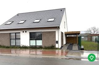 Deze woning is gelegen langs een gunstige weg zeer kortbij de kern van Sint-Eloois-Winkel.De indeling is als volgt: oprit - inkomhal - WC -...