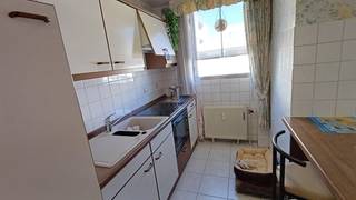 Zeer goed onderhouden dakappartement met 2 slaapkamers en ruime achteraan gelegen garagebox met wasplaats, rechtstreeks uitkomende in de gemeenschappelijk delen van het gebouw.<br />Goede ligging tov station Leuven en winkels, bus aan de straatkant.