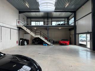Nieuwbouw KMO-unit van 239 m² te huur in Lede vlak naast de Wichelsesteenweg. De unit van 239 m² beschikt over een mezzanine van 72 m², 6 meter vrije hoogte, 4 parkeerplaatsen, sectionaalpoort en polybetonvloer. Het is mogelijk om de aangrenzende unit van 262 m² bij te huren. <br />Beschikbaar vanaf 15 november 2026.<br /><br />Bij interesse, contacteer Structura.biz voor een bezoek ter plaatse.