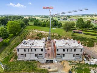Met trots bieden wij u deze prachtige halfopen nieuwbouwwoning aan in het project “ElsenPOORT”, gelegen in het groene hart van Haasrode. Deze architecturale parel met een bewoonbare oppervlakte 270m<sup>2</sup> wordt gebouwd met eerstekeuze bouwmaterialen en energiebesparende maatregelen. De woning wordt uitgerust om te voldoen aan de hedendaagse noden van haar toekomstige bewoners, zoals zonnepanelen, regenwaterrecuperatie en ventilatiesysteem D. Daarnaast beschikt de woning over vloerverwarming, aangedreven door een geothermische warmtepomp (met passieve koeling), wat zorgt voor een aangenaam, energie-efficiënt en kostenbesparend binnenklimaat, het hele jaar door. De urban villa heeft een eigen terras en tuin, omringd door een groen parkgebied, exclusief toegankelijk voor de bewoners van “ElsenPOORT”. De gelijkvloerse verdieping omvat een leef- en woonruimte met open keuken, die naadloos overgaat in de buitenruimte. Op de bovenverdiepingen bevinden zich vier slaapkamers, een badkamer, een apart toilet en een zolderruimte voor extra opbergruimte of tot 2 bijkomende slaapkamers.De woning beschikt over een privé-oprit en twee autostaanplaatsen in de ondergrondse garage. Een extra pluspunt zijn de ruime afwerkingsbudgetten, waarmee u volledige vrijheid heeft om de woning naar eigen smaak af te werken. Wilt u de eerste bewoner zijn van deze gloednieuwe woning? Interesse? 016 22 82 22 of info@homies.be