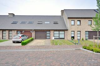 Deze goed onderhouden woning met 3 slaapkamers en tuin treffen we in een doodlopende straat in het centrum van Berchem, deelgemeente van Kluisbergen! Goed gelegen, met tal van voorzieningen in de buurt en een vlotte bereikbaarheid. <br /><br />De <strong>indeling</strong> van de woning is als volgt: We betreden de woning langs de inkomhal met een apart gastentoilet. Aan onze rechterzijde hebben we de ruime woonkamer, die in verbinding staat met de keuken. Verder is er op het gelijkvloers nog een ruime garage en wasplaats, van hieruit is tevens een toegang voorzien naar de ruime tuin. Praktisch is dat de <strong>tuin ook bereikbaar is vanuit de achterliggende straat</strong>.<br /><br />Op de eerste verdieping zijn er <strong>3 slaapkamers </strong>aanwezig, een apart toilet, kleine berging en een badkamer voorzien van wastafel, inloopdouche en ligbad. Verder is er nog een bergzolder aanwezig.<br /><br />Nog even <strong>alle kenmerken </strong>op een rijtje:
<ul>
<li>Bouwjaar 2005</li>
<li>3 slaapkamers</li>
<li>Praktische uitweg achteraan de tuin</li>
<li>Gunstige attesten: EPC B & conforme elektrische installatie</li>
</ul>
Meer info? Contacteer Kyamo De Smet: 0479 06 13 71 of kyamo@immoroman.be