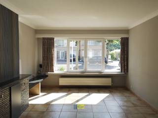 <p><span>Gelijkvloers één-slaapkamer appartement met garagebox gelegen in een rustige woonwijk nabij allerlei winkels en openbaar vervoer. </span></p><p><span>Dit appartement heeft volgende indeling: inkomhal, lichte woonkamer, keuken voorzien van bergkasten, gasvuur, dampkap, oven, koelkast en spoelbak, berging/wasplaats, 1 slaapkamer (ca. 13m²), douchekamer met douche, lavabo en toilet. Bij het appartement hoort ook een garagebox achteraan gelegen. Aan de achterkant van het appartement is er de mogelijkheid om buiten te zitten. </span></p><p><span> </span></p><p><span>Geen vaste kosten.</span></p><p><span> </span></p><p><span>Voor meer info kan u ons contacteren op 03/644.00.88.</span></p>