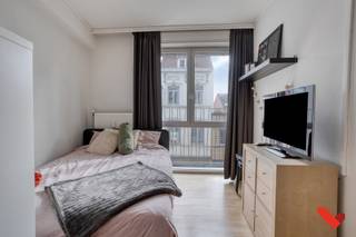 <p>Ontdek deze ruime studio gelegen in de bruisende Tiensestraat, een locatie die niet alleen bekend staat om zijn levendige sfeer maar ook om zijn uitstekende bereikbaarheid. Met een oppervlakte van om en bij de 23 m² biedt deze studio een perfecte combinatie van comfort en praktisch gebruik.<br /><br /><br />Deze studio is een ideale investering met een aantrekkelijk rendement. Of je nu een slimme investeerder bent op zoek naar een stabiele inkomstenbron of een student die op zoek is naar een eigen plekje, deze studio past perfect bij jouw behoeften.<br /><br /><br />Het beschikt over een eigen keuken en badkamer, waardoor je geniet van maximale privacy en gemak. De grote raampartijen zorgen voor een overvloed aan natuurlijk licht, waardoor de ruimte nog ruimer en uitnodigender aanvoelt.<br /><br /><br />De ligging is absoluut top: op slechts een steenworp afstand van alle faciliteiten die je nodig hebt, waaronder winkels, restaurants, openbaar vervoer en natuurlijk de verschillende faculteiten van de universiteit.<br /><br /><br />Bovendien is er een lift aanwezig, wat het gemakkelijk maakt voor bewoners en bezoekers om zich te verplaatsen binnen het gebouw. En voor de fietsliefhebbers is er een ruime fietsenstalling beschikbaar, waardoor je jouw fiets veilig en droog kunt stallen.<br /><br /><br />Mis deze unieke kans niet en maak van deze studio jouw nieuwe thuis of investering. Neem vandaag nog contact met ons op voor meer informatie of om een bezichtiging te plannen!<br /><br />Grijp deze kans en contacteer ons gerust via info@bvm-vastgoed.be of via 016/23.21.45.</p>