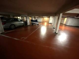 Goed toegankelijke parkeerplaats op niveau -1 in de Zoutelaan.Afmetingen +- 6m x 2,4m...