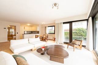 Sunny, furnished corner flat near the Albertplein.Layout: entrance hall with cloakroom and guest toilet, spacious living room with dining room and...