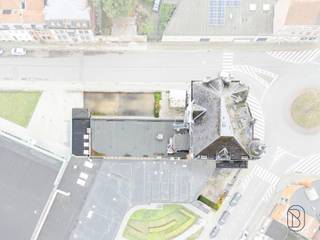 UNIEKE KANS. Prachtige HERENWONING met enorm veel potentieel (kantoren, praktijk, B&amp;B) voor mensen op zoek naar ruimte! Gelegen in het CENTRUM op een commerciële zichtlocatie. INDELING: inkom en wahtruimte, prachtige trappenhal, grote leefruimte, extra bureau, VOLLEDIG ONDERKELDERD, en op de 3 bovenliggende verdiepen enorm veel mogelijkheden qua ruimtes (kamers, kantoren,...). Laat u verrassen door deze karaktervolle eigendom en vraag nu uw bezoek aan: info@immobeguin.be