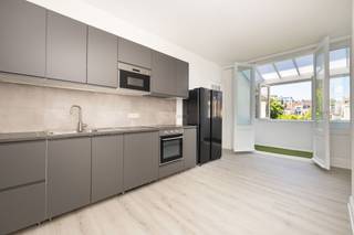 SINT-GILLIS – Op slechts ± 200 m van het Kasteleinsplein, in één van de meest gegeerde wijken van Brussel, ontdekt u dit prachtig appartement van ± 100 m², volledig gerenoveerd in 2025. Een toplocatie, vlak bij de winkels van de Baljuwstraat, trendy restaurants en het openbaar vervoer. Het appartement beschikt over een ruime en lichte leefruimte met elegant parket, en een volledig ingerichte open keuken – ideaal voor wie graag ontvangt. In het slaapgedeelte vindt u twee comfortabele slaapkamers, een moderne douchekamer, een apart toilet en een afgesloten terras, perfect als leeshoekje of kleine bureau. Daarnaast zijn er twee kelders en een zolderruimte, wat extra handige opbergmogelijkheden biedt.
Technisch: EPB C-, conforme elektriciteit, nieuwe gascondensatieketel en nieuwe ramen, wat zorgt voor optimaal comfort, isolatie en energiezuinigheid.
Een instapklaar appartement, ideaal voor eigen bewoning of het uitoefenen van een vrij beroep. Opmetingen ter indicatie.