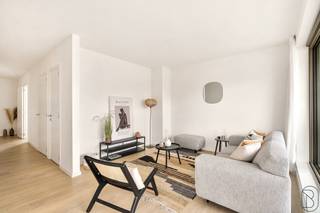 Luxe-appartement, afgewerkt met de beste materialen! 6% BTW mogelijk! Topgelegen, in de nabijheid van openbaar vervoer, winkels, scholen, in het CENTRUM van Avelgem. Kwalitatief gebouw, voor mensen die op zoek zijn naar luxe en afwerking. INDELING: inkom en apart toilet, gezellige zithoek, geïnstalleerde keuken met EILAND en extra eetplaats, grote handige berging, nachthal, 2 slaapkamers en badkamer. Bezoek na afspraak met IMMO BEGUIN: info@immobeguin.be