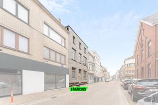 In de Aartshertogstraat 4 in Mariakerke (Oostende) vind je deze ruime woning met een bewoonbare oppervlakte van maar liefst 314 m² 🏡. Dankzij de royale gevelbreedte van 8,6 meter biedt dit pand eindeloze mogelijkheden – van een grondige renovatie tot projectgrond, jij kiest!<br /><br />Binnenin wachten maar liefst 8 slaapkamers 🛏️, ideaal voor een groot gezin, co-housing of een creatieve herbestemming. Het huis dateert uit de jaren ’30, kreeg in 1984 een update en een vernieuwd dak begin 2000, maar verdient nu een frisse make-over om opnieuw te schitteren ✨.<br /><br />De ligging? Helemaal top 🌟! In hartje Mariakerke, vlak bij de Nieuwpoortsesteenweg, met winkels, scholen en openbaar vervoer op wandelafstand.<br /><br />👉 Een buitenkans voor wie droomt van een groots renovatieproject of interessante projectgrond in een levendige buurt van Oostende!
