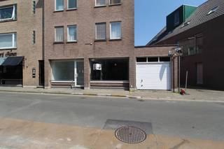<p>Handelspand gelegen nabij Heusdencentrum. Uitermate geschikt voor diverse doeleinden. </p><p>De indeling is de volgende: commerciële ruimte / kantoorruimte, bijkeuken met toilet en een opslagplaats (garage). </p><p>Het gehele gebouw is uitgerust met dubbele beglazing en wordt verwarmd door individuele verwarming. </p><p>Gezien het feit dat dit een snackbar was is er op heden geen verwarming aanwezig, dit kan bekeken worden met de eigenaar. </p><p>Het pand is gekenmerkt door de vele mogelijkheden naar gebruik toe! Elk voorstel dient besproken te worden met de eigenaar waarna ze hun beslissing zullen doorgeven. </p><p>Interesse voor het plannen van een bezoek? Contacteer me via 0478 59 77 41 of michiel@altro-vastgoed.be</p>