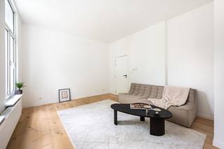 Droom je van een leven in het bruisende hart van Antwerpen, waar de gezelligheid letterlijk voor de deur ligt? Dit recent volledig gerenoveerde appartement aan de Sint-Andriesplaats biedt je de perfecte uitvalsbasis. Gelegen in een van de meest karaktervolle en centrale wijken van de stad, woon je hier te midden van hippe koffiebars, lokale boetieks en op wandelafstand van de Scheldekaaien.<br /><br />Binnenin word je meteen verrast door de frisse, moderne afwerking en de prachtige parketvloer die doorheen het hele appartement loopt. De leefruimte is een lichtrijk geheel dankzij de grote raampartijen en stroomt naadloos over in de gloednieuwe open keuken. De keuken is voorzien van alle moderne toestellen.<br /><br />De slaapkamer is een rustpunt gelegen achteraan het appartement. De badkamer is ingericht met een ruime inloopdouche en een wasmeubel. Daarnaast beschikt het appartement over een apart toilet met een handige aansluiting voor een wasmachine en droogkast, waardoor elke vierkante meter optimaal wordt benut. Dankzij de grondige renovatie is dit appartement volledig instapklaar en klaar voor een nieuwe start.<br /><br />Zie jij jezelf hier al wonen of ben je op zoek naar de perfecte investering?<br />Maak snel een afspraak via 03 369 36 38 of info@goose.be.