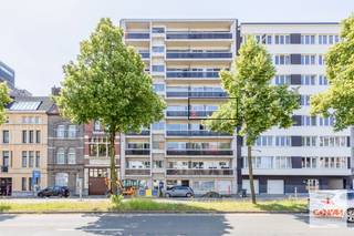 Dit lichtrijk en ruim appartement is gelegen op de <strong>4<sup>de</sup> verdieping</strong> van residentie “Flora” en heeft een bewoonbare oppervlakte van <strong>+/-</strong> <strong>113m²</strong>.<br /><br />De ligging aan de kleine ring rond Gent biedt veel troeven voor wie zowel de nabijheid van het stadscentrum als de vlotte bereikbaarheid via openbaar vervoer en invalswegen (E17, E40, R4) verkiest. Station Gent Sint-Pieters alsook het <strong>stadscentrum</strong> zijn <strong>op wandelafstand</strong>. In de buurt zijn er naast buurtwinkels en horeca ook veel mogelijkheden voor sport en ontspanning: de <strong>stadsparken</strong>, de Leie, het zwembad aan het Strop, de Kinepolis, de Sint-Pietersabdij, de Krook, allerlei musea …<br /><br />De indeling van het appartement is als volgt: een inkomhal met vestiaire, een open woonkamer met eetplaats die toegang geeft tot het <strong>terras aan de voorzijde</strong>, een <strong>recent vernieuwde keuken</strong> (2021), een nachthal met inbouwkasten, een apart toilet met ervoor ruimte voor de wasplaats, een <strong>recent vernieuwde badkamer</strong> (2022) en achteraan <strong>drie slaapkamers, </strong>waarvan twee met toegang tot het <strong>zuid-gerichte terras achteraan</strong>. Tevens beschikt het appartement over <strong>een privatieve kelderbergingen</strong> in de ondergrondse verdieping.<br /><br />Bijzonderheden: vernieuwde <strong>ALU ramen</strong> met <strong>dubbele beglazing</strong> (2021), <strong>EK conform 2021</strong>, terras zowel aan de voor als achterzijde en <strong>EPC-label B</strong>.<br /><br />Wenst u zelf de charme en vele troeven van dit appartement verder te ontdekken, neem dan contact op met Theo voor uw bezoek ter plaatse: theo@convas.be