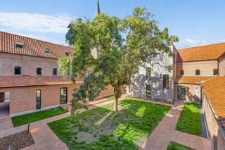 <p><strong>Uniek wonen in het voormalige Clarissenklooster</strong></p><p>In het centrum van Boom krijgt het voormalige Clarissenklooster een bijzondere nieuwe toekomst. <strong>CLARIS</strong> combineert authentiek historisch erfgoed met hedendaags en energiezuinig wooncomfort. Het project omvat 15 karaktervolle kloosterwoningen en 15 moderne nieuwbouwappartementen, samen rond een groene kloostertuin.</p><p>De ruime <strong>kloosterwoningen</strong> tellen 2 tot 3 slaapkamers, met bij verschillende woningen de mogelijkheid om de royale zolder verder in te richten tot <strong>4 of zelfs 5 slaapkamers</strong>.</p><p>Een belangrijke troef: de kloosterwoningen kunnen <strong>onder de geldende voorwaarden aan het verlaagde btw-tarief van 6%</strong> worden aangekocht. Dit kan een aanzienlijk financieel voordeel opleveren.</p><p>De <strong>nieuwbouwappartementen</strong> bieden 1 of 2 slaapkamers, veel natuurlijke lichtinval en ruime terrassen met zicht op de groene kloostertuin. De historische kloostermuur wordt geïntegreerd in de architectuur en geeft ook dit deel van CLARIS een uniek karakter.</p><p>Bovendien hoef je niet lang te wachten op je nieuwe thuis. De kloosterwoningen zijn reeds <strong>ruwbouw-winddicht</strong> en de oplevering is voorzien in het <strong>voorjaar van 2027</strong>. Na het maken van je afwerkingskeuzes komt je intrede dus snel dichterbij.</p><p><strong>Kortom, een unieke combinatie van geschiedenis, ruimte, groen en hedendaags wooncomfort!</strong></p>