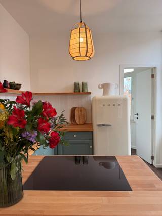 Instapklaar en lichtrijk hoekappartement met 2 slaapkamers in het groene Schoten.<br /><br />Op de eerste verdieping van een kleinschalig gebouw bevindt zich dit charmante en instapklare hoekappartement met een bewoonbare oppervlakte van ca. 64 m².<br /><br />Dankzij de hoekligging geniet het appartement van een uitzonderlijke lichtinval, wat zorgt voor een aangename en open leefruimte. De warme renovatie en verzorgde afwerking maken dit een ideale woonst voor wie zonder zorgen wil verhuizen.<br /><br />De leefruimte sluit aan op een charmante open keuken, uitgerust met een nieuw inductievuur en een recente koelkast met diepvries. Verder beschikt het appartement over twee slaapkamers en een volledig vernieuwde badkamer met ligbad, toilet, ruim badkamermeubel en aansluiting voor wasmachine.<br /><br />Het wooncomfort wordt extra versterkt door de aanwezigheid van airconditioning. Bovendien werd de elektriciteit volledig vernieuwd en is deze conform, en zorgt de gunstige EPC-score voor een energiezuinige en toekomstgerichte investering.<br /><br />De kleinschaligheid van het gebouw garandeert een rustige woonomgeving zonder vaste kosten, wat dit appartement bijzonder interessant maakt zowel voor eigen bewoning als investering.<br /><br />Gelegen in het groene Schoten combineert dit appartement een rustige ligging met een centrale bereikbaarheid. Openbaar vervoer bevindt zich vlakbij, met vlotte verbindingen in alle richtingen.<br /><br />Kortom: een lichtrijk, instapklaar appartement op een topligging, ideaal voor starters of investeerders.