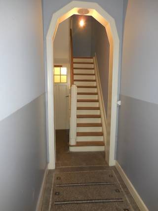 DOMICILIE VERPLICHT | Deze knusse stadswoning ligt in de nabijheid van de Coupure, winkels, openbaar vervoer, scholen...<br />De indeling is als volgt: inkom met gastentoilet, half ingrerichte keuken met leefruimte, 2 slaapkamers en badkamer ( douche, wastafel en WC). <br />Huurprijs: €1100 p/m <br />EPC: D<br />Verwarming: op aardgas.<br />Onmiddellijk beschikbaar.<br />Voor info en bezoek contacteer Marianne op M 0474882943 en/of E marianne@devastgoedlink.be<br />De garage wordt niet mee verhuurd.<br /><br /> 