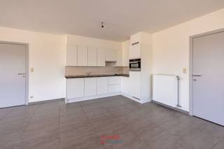 Cet appartement d’angle baigné de lumière bénéficie d’un emplacement exceptionnel au quai, à proximité immédiate de la criée, au cœur de Nieuport-Ville. Un cadre unique où charme, eau et animation se rencontrent.<br />Grâce à sa situation d’angle et à ses grandes fenêtres, l’appartement offre une belle luminosité naturelle et une vue agréable sur les environs.<br />Il comprend deux chambres confortables ainsi qu’une salle de bains avec douche à l’italienne, garantissant un confort moderne. Situé dans une résidence récente, ce bien présente également une bonne performance énergétique (PEB 103).<br />Une possibilité d’acquérir un garage très spacieux (en supplément) complète ce bien et en renforce le côté pratique.<br />Un appartement séduisant et prêt à vivre, alliant lumière, situation et confort au cœur de Nieuport-Ville.<br /><br />PEB: 103. (label B)
