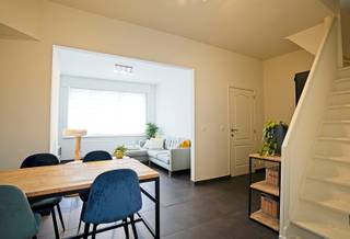 Deze charmante en volledig gerenoveerde woning is helemaal instapklaar en ideaal voor wie zorgeloos wil verhuizen. De woning beschikt over 2...