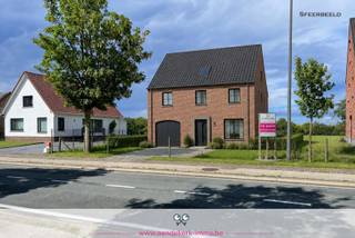 Op zoek naar een ruim perceel voor een vrijstaande woning, mét een mooie ruime tuin ? Dan is dit perceel aan de Trichterweg in Zutendaal absoluut het bekijken waard.<br /><br />Deze bouwgrond heeft een oppervlakte van 1.518 m² en geniet van een perceelbreedte van ca. 17 meter aan de straatzijde. Achteraan verbreedt het perceel bovendien tot ca. 30 meter, wat zorgt voor een uitzonderlijk ruime en open tuinbeleving.<br /><br />De ligging aan de Trichterweg zorgt daarnaast voor een vlotte verbinding tussen Zutendaal en Lanaken, met een goede bereikbaarheid richting omliggende gemeenten en de E314.<br /><br />Het perceel bevindt zich bovendien in de groenste gemeente van Vlaanderen oftewel in een omgeving die bekendstaat om haar uitgestrekte bossen, wandelroutes en fietsmogelijkheden, maar tegelijk ook een vlotte dagelijkse bereikbaarheid biedt.<br /><br />Dit perceel richt zich in het bijzonder tot kandidaat-kopers die op zoek zijn naar een ruim bouwperceel met een aangename tuinoriëntatie, extra breedte achteraan en een woonomgeving met een vlotte bereikbaarheid.
