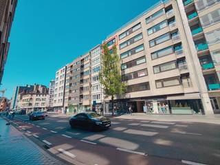 Op een toplocatie, op wandelafstand van Petit Paris, bevindt zich dit prachtig appartement op de bovenste verdieping van Residentie Permeke. Dankzij de hoge ligging geniet u hier van maximale lichtinval en een aangenaam gevoel van ruimte.<br />Bij het betreden van het appartement komt u in een ruime inkomhal met ingemaakte kasten, ideaal voor extra opbergruimte. De lichtrijke leefruimte sluit naadloos aan op een volledig uitgeruste, grote keuken met alle hedendaagse voorzieningen. Aansluitend is er een praktische, ruime berging.<br />Het appartement beschikt over twee slaapkamers: een royale master bedroom met aparte dressing en een tweede, kleinere slaapkamer die perfect kan dienen als logeerkamer, bureau of kinderkamer. De badkamer is uitgerust met een ligbad en douchegarnituur.<br />Buitenruimte is hier een absolute troef: vooraan bevindt zich een gezellig terras, terwijl u achteraan geniet van een groter terras met bijkomend berging.<br />Extra comfort wordt geboden door een privatieve kelderberging, een gemeenschappelijke fietsenberging en een lift in het gebouw. Via de kelder heeft u bovendien directe toegang tot de staanplaats in Parking Permeke om de hoek — deze privatieve parkeerplaats is inbegrepen in de huurprijs.<br />Onmiddellijk beschikbaar<br />Huurprijs:€860/maand + €50 voorschot algemene delen + €100 voorschot verwarming + koud/warm water<br />Bent u op zoek naar een ruim, instapklaar appartement met uitstekende ligging en alle comfort? Dan is dit pand zeker een bezoek waard!