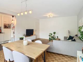 <p>Op zoek naar een instapklaar appartement in een rustige buurt van Kessel-Lo, met toch alle stadsgemak binnen handbereik? Dan is dit gezellige appartement aan de Overwinningstraat zeker een bezoekje waard. Gelegen op de eerste verdieping van een gebouw met drie bouwlagen, voelt dit meteen aan als een plek waar je thuiskomt: licht, praktisch ingedeeld en klaar om je eigen stempel op te drukken.</p><p>Je komt binnen in een heldere inkomhal die toegang geeft tot de leefruimte en de geïnstalleerde keuken, voorzien van een microgolfoven, ideaal voor wie graag kookt zonder poespas. Het appartement telt twee slaapkamers van respectievelijk 13 en 9 m², ruim genoeg voor een hoofdslaapkamer en een bureau of kinderkamer. De badkamer, zo'n 3 m² groot, is praktisch ingericht en het toilet bevindt zich hierin. Met een totale bewoonbare oppervlakte van 73 m² biedt dit appartement een compacte maar functionele leefruimte, perfect voor een koppel of alleenstaande die op zoek is naar comfort zonder overbodige vierkante meters.</p><p>Dit gebouw uit 1969 is nog steeds in goede, instapklare staat en beschikt over dubbel glas en een intercomsysteem voor extra veiligheid. Verwarming gebeurt collectief op stookolie, en je geniet van een eigen inpandige garagebox, een niet te onderschatten troef in deze buurt. Het EPC-label B met een score van 141 kWh/m² toont aan dat dit appartement energetisch goed scoort. De gemeenschappelijke kosten bedragen 140 euro per maand, waarin de gedeelde delen en het privatief verbruik van verwarming en water vervat zitten.</p><p>De ligging is een echte meerwaarde: winkels, scholen, een sportcentrum en het openbaar vervoer bevinden zich allemaal in de nabije omgeving, en ook het station en de invalswegen zijn vlot bereikbaar. Zo combineer je de rust van een woonwijk met de bereikbaarheid van een centrumlocatie. Enthousiast geworden? Neem snel contact op met ons kantoor om een bezoek in te plannen, of bekijk alvast de virtuele tour voor een eerste indruk van je mogelijke nieuwe thuis.</p>
